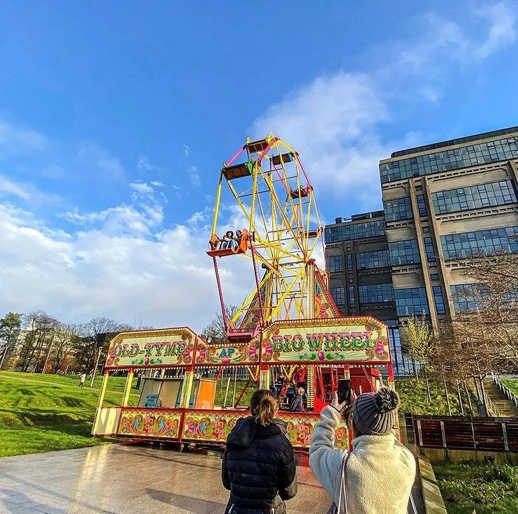 Students on Ferris wheel on campus